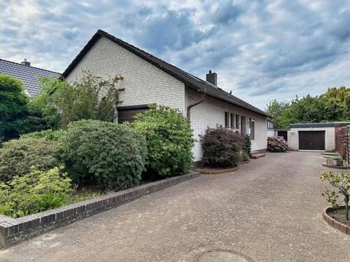 Hofauffahrt/ Straßenansicht - 4 Zimmer Einfamilienhaus zum Kaufen in Scheeßel