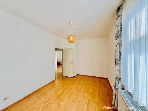 Das Schlafzimmer mit Blick zum Wohnraum - 