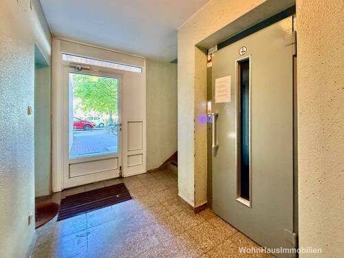 Ein Fahrstuhl führt nach oben - 3 Zimmer Etagenwohnung zum Kaufen in Berlin