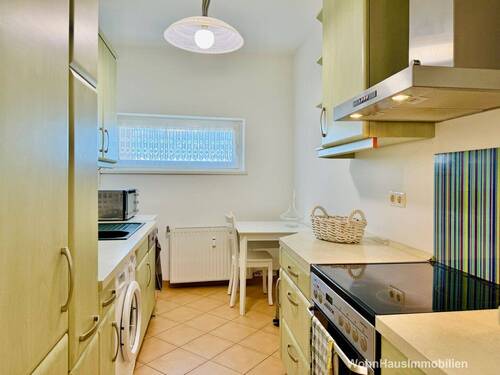 Die Küche bietet ausreichend Platz - 3 Zimmer Etagenwohnung in Berlin