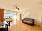 Das Wohnzimmer mit Balkon - Etagenwohnung mit 71,80 m² in Berlin zum Kaufen