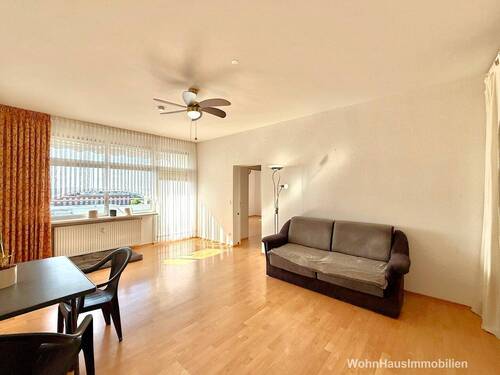 Das Wohnzimmer mit Balkon - Etagenwohnung mit 71,80 m² in Berlin zum Kaufen