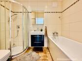 Das Bad mit Wanne und Dusche - 