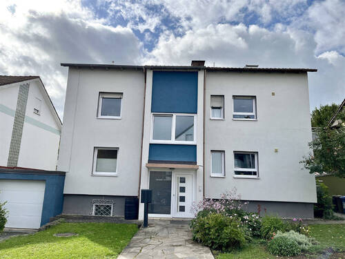 Vorderansicht Wohnhaus - Großzügiges Mehrfamilienwohnhaus