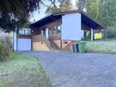 Vorderansicht und Hof - 3 Zimmer Bungalow zum Kaufen in Berzhahn