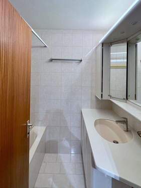 Badezimmer mit Badewanne - 