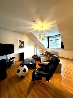 Wohnzimmer - Jetzt kaufen – später selbst einziehen: Charmante DG-Wohnung mit Potenzial in Rosenthal