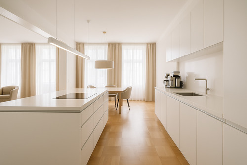 Offene Wohnküche mit Kochinsel - Berlin-Charlottenburg: 3-Zimmer-Wohnung mit zwei Balkonen & Designküche – zentral zwischen KaDeWe, Ku’damm & Tiergarten