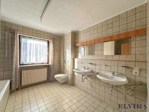 Badezimmer mit Dusche und Badewanne im Obergeschoss - 