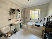 großes Bad mit Dusche und Wanne - 