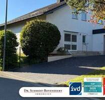 Wohnen in der Stadt und dennoch im Grünen - Äußerst gepflegtes Wohnhaus mit Garten in Altenkirchen.