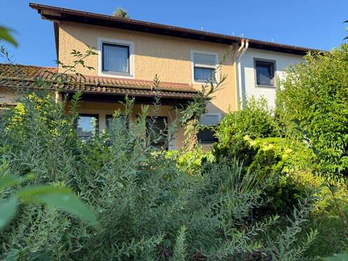 Hausansicht - Viel Platz für die Familie, großzügige Doppelhaushälfte in ruhiger Wohnlage von Laufen