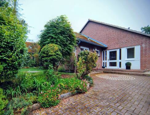 Hausansicht - Heimelige 2-Zimmer Dachwohnung im Grünen!