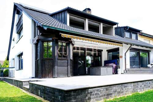 © KUI Architektenhaus Nürnberg - Stilvolles Wohnparadies - mit Indoor-Pool, Büro & viel Raum zum Entfalten!