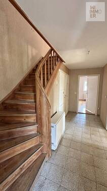 EG - Flur mit Treppenaufgang - 