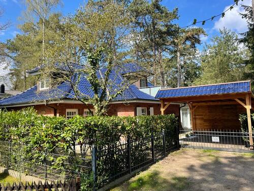 Eingangsbereich mit Carport - 3 Zimmer Etagenwohnung zur Miete in Timmendorfer Strand