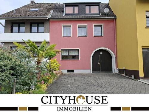 Vorderaufnahme Haus mit Parkplatz - CITYHOUSE: Einfamilienhaus mit viel Platz, Dachterrasse, Traumgarten, Stellplatz für Wohnmobil, PKW