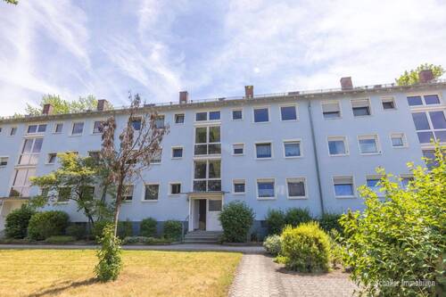 Hausansicht Eingangsseite - 3 Zimmer Etagenwohnung zum Kaufen in Nürnberg