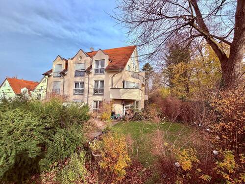 Haus Hinteransicht - Moderne 3-Zimmer-Dachgeschosswohnung mit Balkon und TG-Stellplatz in Bühlau