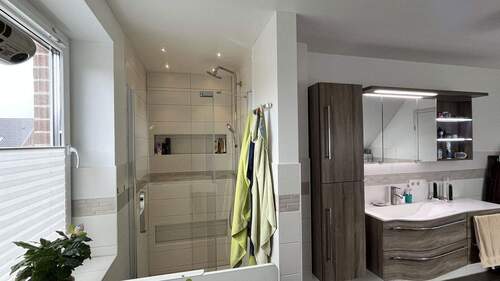 Dusche im Badezimmer - 