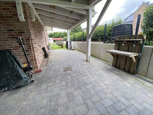 Carport geht bis hinters Haus - 