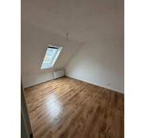 Helle 3-Zimmer-Dachgeschosswohnung in Schweppenhausen - renoviert & sofort bezugsfrei