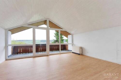 Wohnen - Neu renovierte 2 Zimmer-Wohnung mit Balkon und Einbauküche sowie Garage