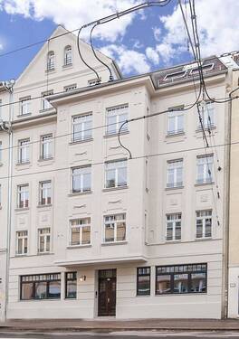 Hausfront - Single-Paradies + Parkett + Fußbodenheizung + Wanne & Dusche + kleiner Austritt + Übernahme EBK mgl