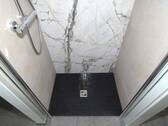 Dusche mit Wasserablauf im Boden - 
