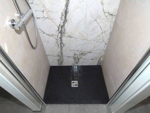 Dusche mit Wasserablauf im Boden - 