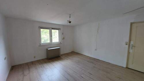 Zimmer mit Einbauschrank im Obergeschoss - 