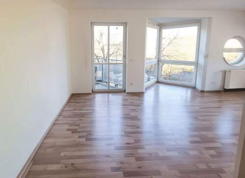 Geräumiges Wohnzimmer * - 