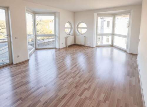 Geräumiges Wohnzimmer * - 