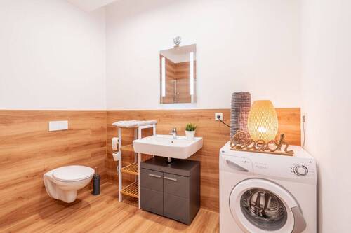 Das moderne Badezimmer – Wohnung unten - 