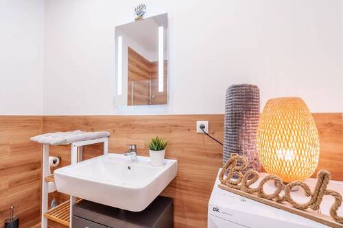 Das moderne Badezimmer – Wohnung unten - 