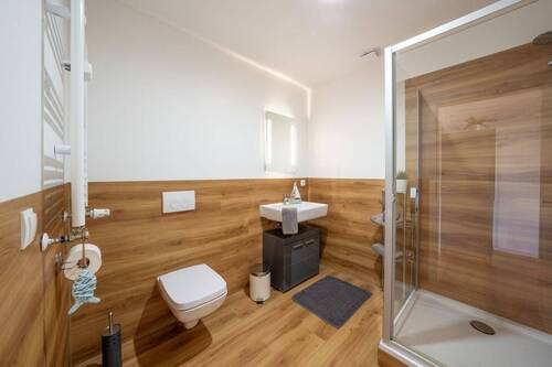 Das moderne Badezimmer – Wohnung oben - 