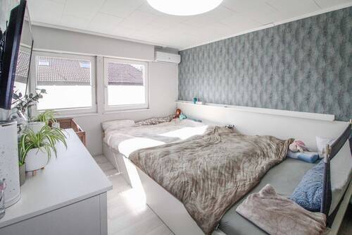 Elternschlafzimmer - Mehrfamilienhaus, Wohnhaus mit 125,10 m&sup2; in Munster zum Kaufen