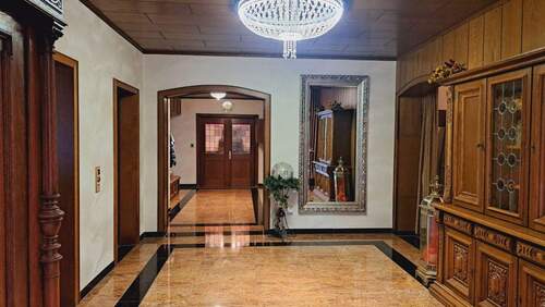 Flur - 7 Zimmer Mehrfamilienhaus, Wohnhaus zum Kaufen in Lindern