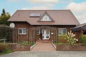 Außenansicht - Attraktives Einfamilienhaus mit Einliegerwohnung und schönem Garten