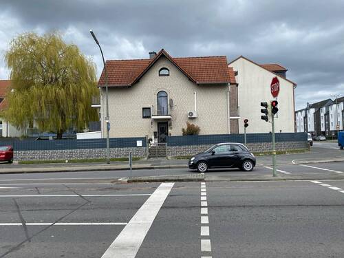 Außenansicht_quer_gesamt - 6 Zimmer Reihenendhaus zum Kaufen in Neuss