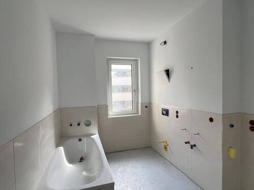 modernes Bad mit Fenster - 