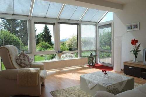 Wohnbereich mit Wintergarten - Traumhafte Gartenwohnung - 595,00 EUR Kaltmiete, ca.  75,00 m² Wohnfläche