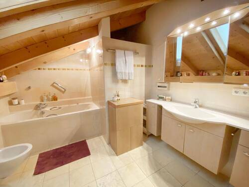 Tageslicht-Bad mit Whirlpool-Badewanne - 