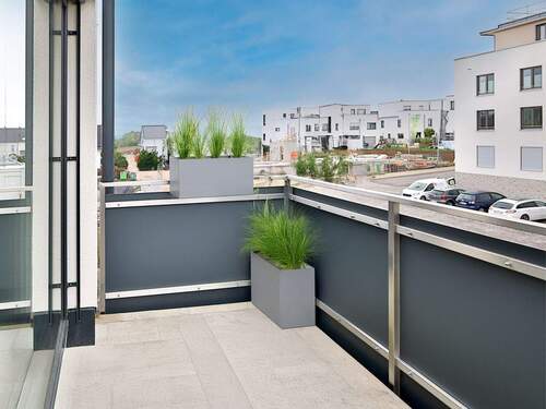 Sonniger Balkon zum Entspannen im Freien (Boden und Pflanzen visualisiert) - 3 Zimmer Etagenwohnung in Ludwigsburg