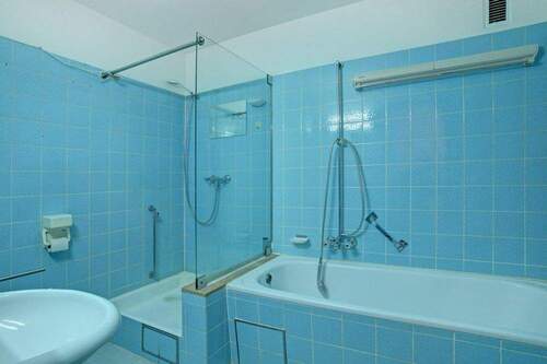 Bad mit Wanne, Dusche und WM-Anschluß - 