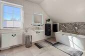 Vollbad mit freistehender Badewanne - 5 Zimmer Einfamilienhaus in Remplin