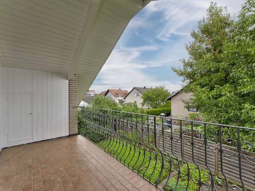 Überdachter Balkon mit Blick in die Nachbarschaft - 