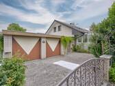 Einfahrt mit Doppelgarage und Vorgarten - Nordischer Klinker im sonnigen Süden - Ihr großzügiges Zuhause mit Garten