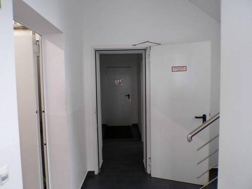 6 Durchgang zu Sozialräumen und Lager - Einfamilienhaus in Euskirchen zum Kaufen