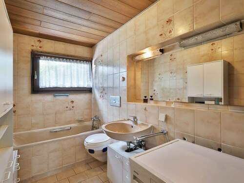 Bad im Erdgeschoss - Einfamilienhaus mit 235,00 m&sup2; in Leinfelden-Echterdingen zum Kaufen